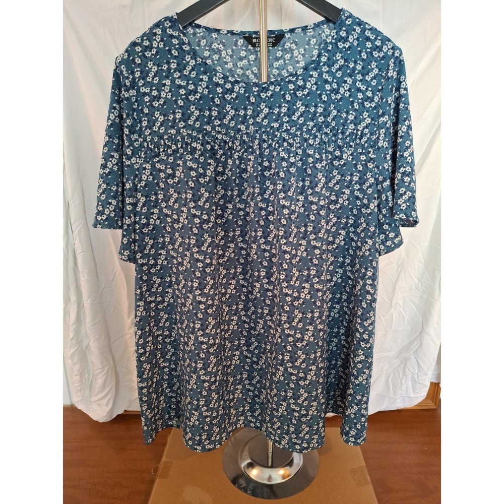 Bloomchic Blue Floral Top With Flutter Short Sleeves. Size 18/20 (2X).